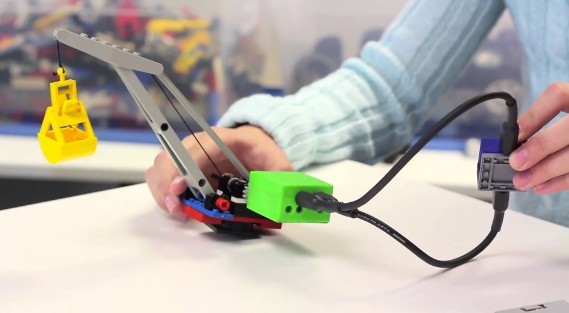 Atoms Express Toys - ein motorisierter Kran (Bild: Seamless Toy Company)