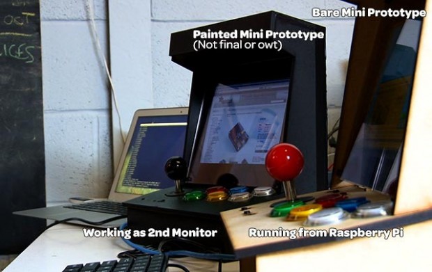 Picade Mini - der lackierte Prototyp in der Mitte wird gerade als VGA-Monitor genutzt. (Bild: Pimoroni)