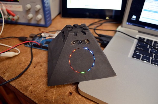 In der Pyramide sitzt der Controller, der die Gehirnströme verarbeitet. Die LEDs zeigen das Maß an Konzentration und Entspannung des Piloten.(Foto: Puzzlebox)