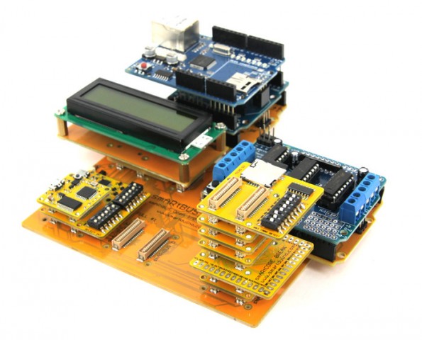 Mit den Steckplatinen können die zahlreichen Module ohne Kabel angeschlossen werden.