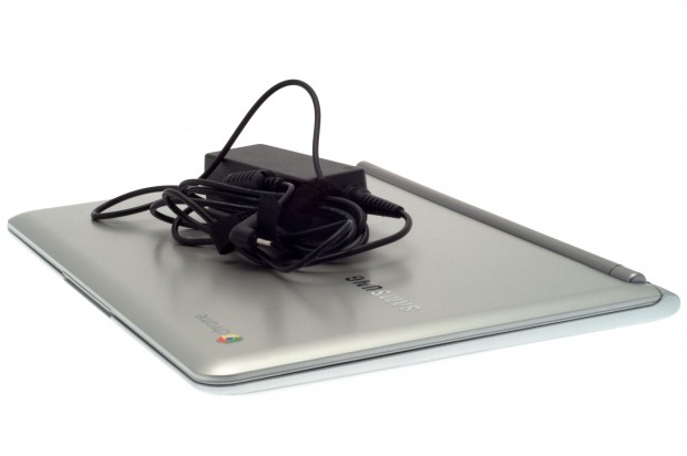 Samsungs Chromebook der Serie 3 mit Netzteil (Bild: Nina Sebayang)