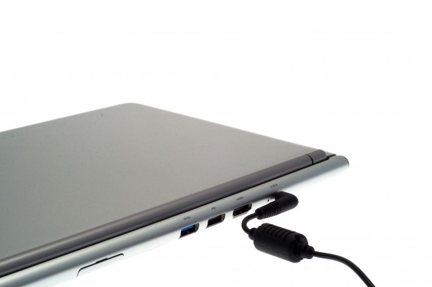 Die meisten Anschlüsse sind auf der Rückseite des Geräts. (Bild: Nina Sebayang)