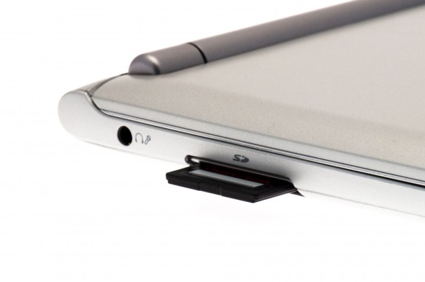 Lediglich die Kopfhörerbuchse und der Einschub der SD-Karte sind an der linken Seite des Notebooks. (Bild: Nina Sebayang) 