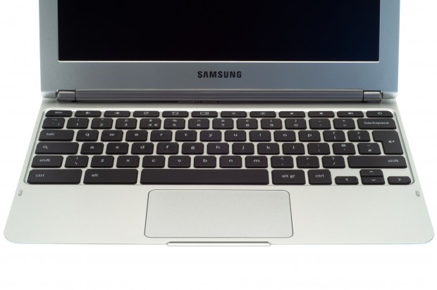 Die Tastatur ist bequem zu bedienen, das Trackpad lässt sich wegen des Plastikgehäuses auch von der Unterseite des Chromebooks nutzen. (Bild: Nina Sebayang)