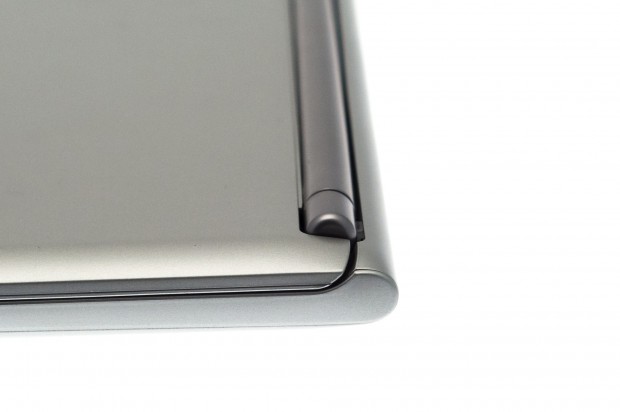 Die Scharniere des Bildschirms zeigen die schlechte Verarbeitung des Gehäuses. (Bild: Nina Sebayang) 