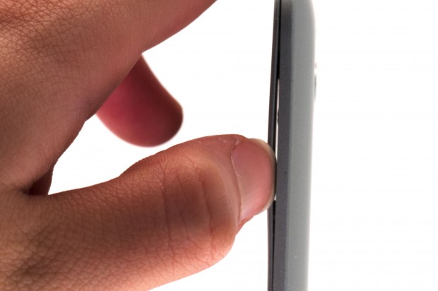 Außerdem löst sich bei Neugeräten bereits der Displayrahmen von dem Gehäuse. (Bild: Nina Sebayang)