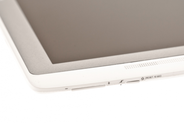 ... und ist aus Kunststoff gefertigt. Das Display wird von einem Metalleinleger eingerahmt. (Bilder: Nina Sebayang)