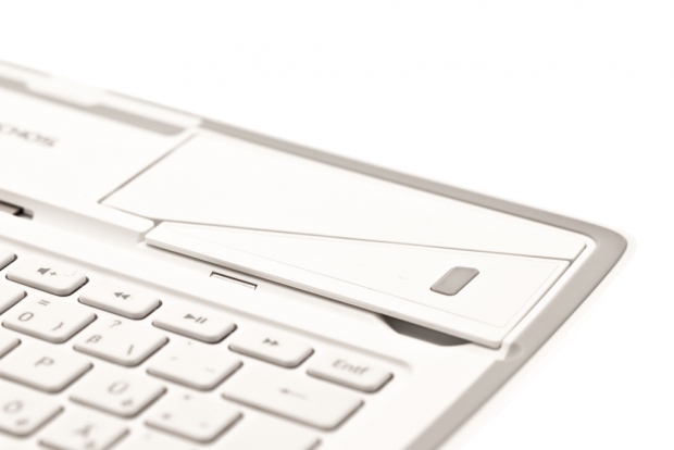 Es lässt sich als Tastaturdock verwenden. Ein Kunststoffständer ...