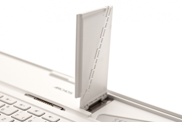 ... muss aufgeklappt werden, um das Tablet zu halten. (Bilder: Nina Sebayang)