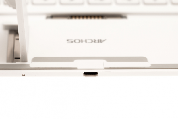 Dank eines eigenen Stromanschlusses kann das Coverboard auch zum Laden des Tablets genutzt werden. (Bild: Nina Sebayang)