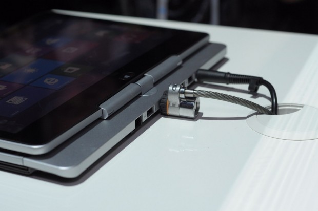 Auf der R&uuml;ckseite sind die wichtigsten Anschl&uuml;sse zu finden. F&uuml;r ein Elitebook ungew&ouml;hnlich ist aber das Fehlen eines VGA-Anschlusses.