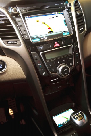 Das Smartphone in der Ladeschale (Bild: Hyundai)