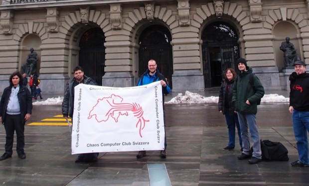 Hacker mit der Flagge des neu gegründeten Chaos Computer Club Schweiz auf dem Bundesplatz in Bern (Bild: CCC Schweiz)
