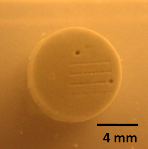 Mit Hilfe ihrer Linse haben die Forscher um Guo ein 150 Mikrometer kleines Loch in einen künstlichen Nierenstein gebohrt (Bild: Hyoung Won Baac)
