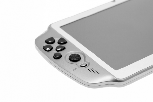 Auf der linken Seite findet der Nutzer ein Steuerkreuz, einen Steuerstick, zwei Knöpfe und eine Schultertaste. (Bild: Nina Sebayang/Golem.de)