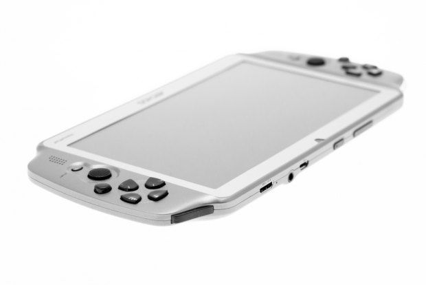 Die Schultertasten sind wie der Großteil der Knöpfe aus transparentem Kunststoff. (Bild: Nina Sebayang/Golem.de)