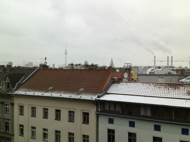 In der Außenaufnahme ist der Grünstich im wolkenbehangenen Himmel zu erkennen. (Bild: Golem.de)