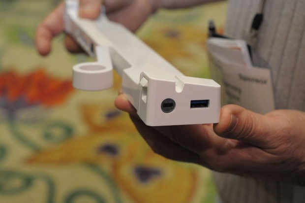 Der Kensington-Anschluss zum Sichern des Notebooks. Der hier zu sehende USB-Anschluss ist zudem für die Energieaushandlung mit iOS-Geräten wichtig.