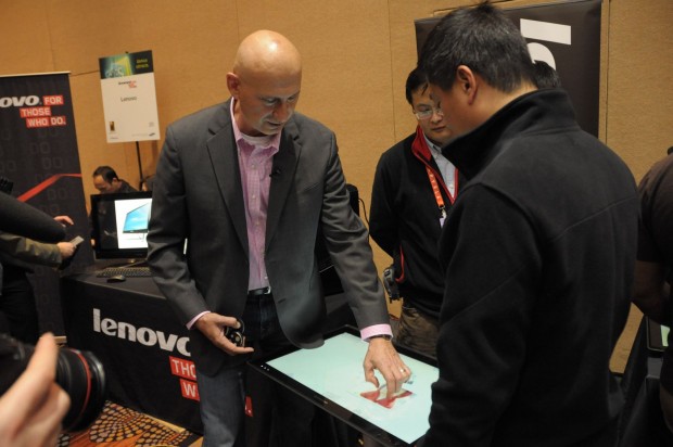 Lenovo-Mitarbeiter demonstrierten den Table-PC.