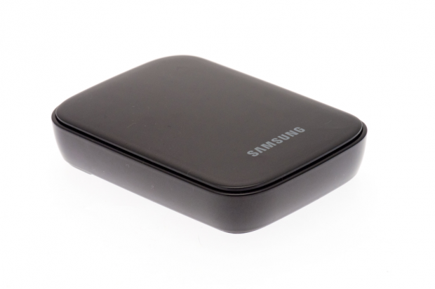 Mit Hilfe des Allshare Cast Dongles von Samsung kann ein Galaxy S3 und auch ein Galaxy Note 2 an das Lapdock angeschlossen und gleichzeitig über USB-OTG die Tastatur der Notebook-Station verwendet werden. (Bild: Nina Sebayang/Golem.de)