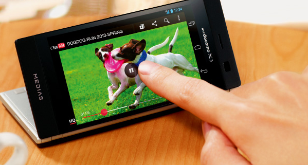 Der zweite Bildschirm des Medias W N05-E kann auch als Ständer genutzt werden. (Bild: NEC/Screenshot: Golem.de)