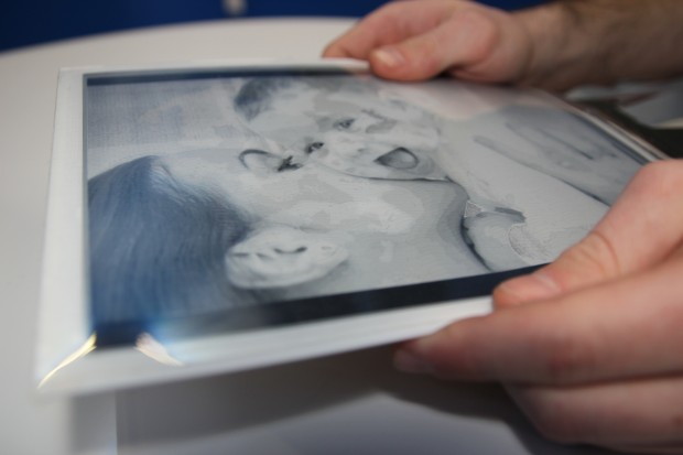 Papertab mit einem flexiblem Plastik-Touchscreen