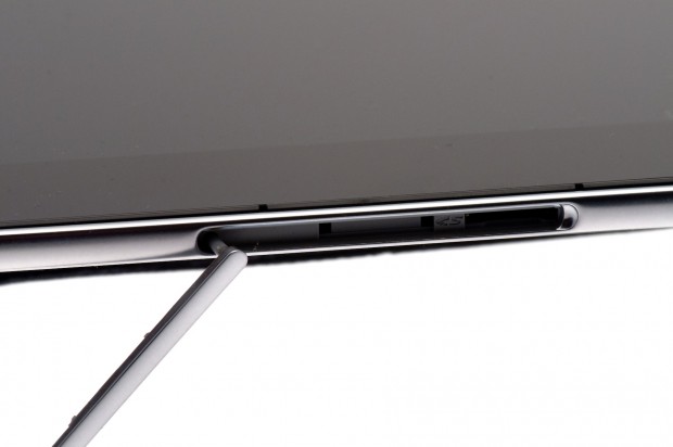 Eine Klappe schützt den Micro-SD-Kartenschacht. Ein anderes Modell wird hier auch Platz für eine SIM-Karte haben.