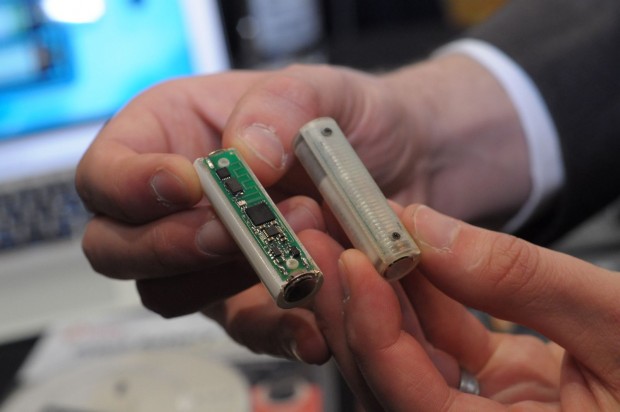 Links ist das offene Modell mit dem Bluetooth-Chip von TI zu sehen.