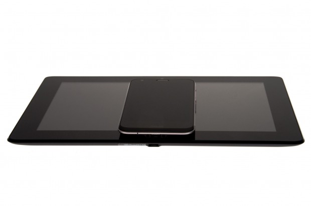 Das Smartphone und die Tablet Station (Bild: Nina Sebayang/Golem.de)