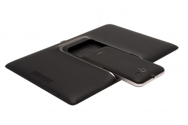 Das Smartphone und die Tablet Station (Bild: Nina Sebayang/Golem.de)