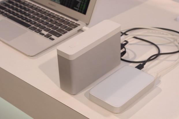 Drivestation mit zwei SSDs (l.)