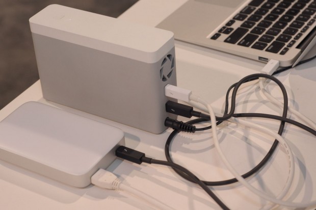 Das neue Modell hat zwei Thunderbolt-Anschlüsse und braucht eine separate Stromversorgung.