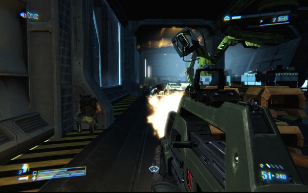 In einer riesigen Halle greifen menschliche Widersacher an.