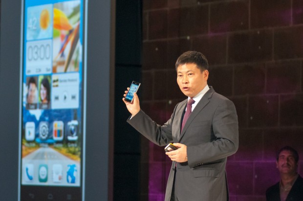 Richard Yu zeigt das Huawei Ascend P2. (Bild: Andreas Sebayang/Golem.de)