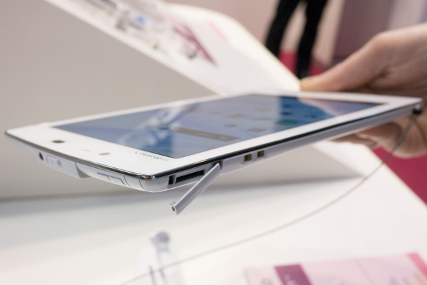 Die Anschlüsse sind zum Teil mit Klappen verdeckt.