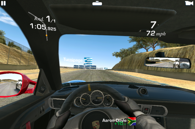 Die Cockpitansicht zeigt das Geschehen aus Fahrerperspektive.