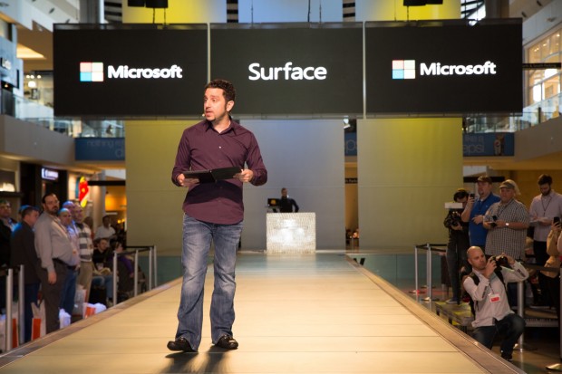 Panos Panay präsentiert das Microsoft Surface Pro. (Bild: Microsoft)