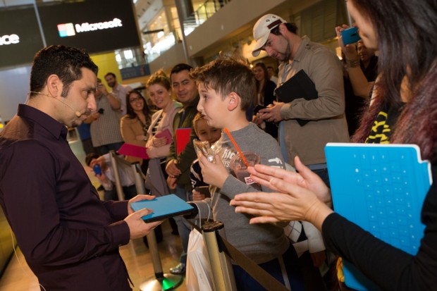 Panos Panay verschenkt ein Microsoft Surface Pro während einer Verkaufsveranstaltung am 9. Februar 2013. (Bild: Microsoft)