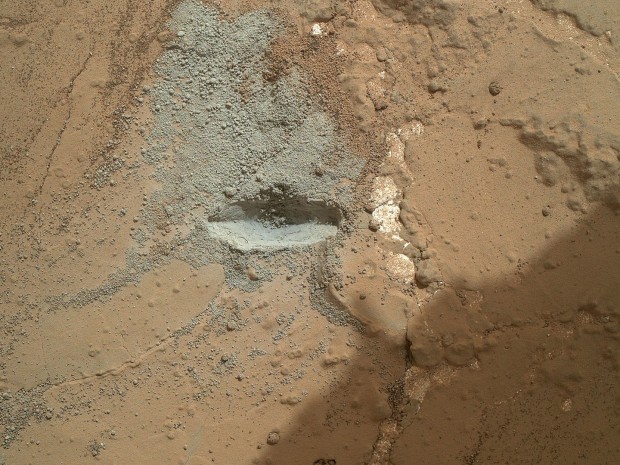 Dieses Loch hat Curiosity in den Fels John Klein gehämmert. Gebohrt hat der Rover noch nicht. (Foto: Nasa/JPL-Caltech/MSSS)