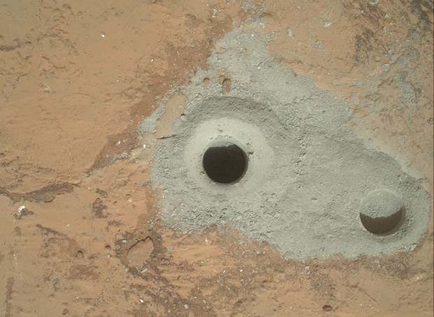 Das Loch in John Klein, das Curiosity am Sol 182, dem 8. Februar 2013 gebohrt hat. Das kleinere Loch rechts davon stammt von einer Probebohrung. (Foto: NASA/JPL-Caltech/MSSS)