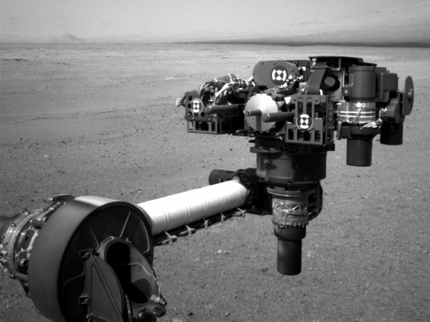 Der Roboterarm des Rovers mit der Bohreinrichtung in der Mitte. Das Foto wurde am 20. August 2012 von der Navigationskamera aufgenommen. (Foto: Nasa/JPL-Caltech)