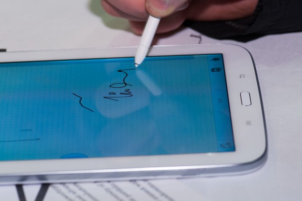 Neben handschriftlichen Eingaben und einer Schrifterkennung erkennt der S-Pen auch Gesten. (Bild: Andreas Sebayang/Golem.de)