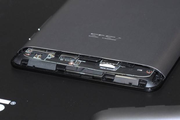 Micro-SIM und Micro-SD-Karte werden hinter einer Abdeckung untergebracht.(Bild: Andreas Sebayang/Golem.de)