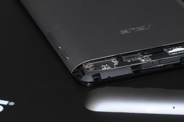 Die Knöpfe sind schräg verbaut. Fehlbedienungen durch das Umgreifen sind damit unwahrscheinlich. (Bild: Andreas Sebayang/Golem.de)