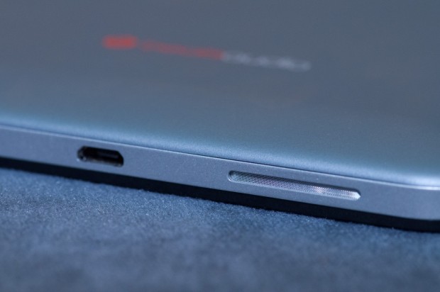 Lautsprecher neben dem Micro-USB-Anschluss zum Laden des Tablets (Foto: Andreas Sebayang/Golem.de)