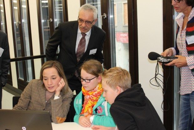 Vorstellung des Kinderservers - Bundesfamilienministerin Kristina Schröder und Eco-Vorstandsvorsitzender Michael Rotert mit Kindern der Hermann-Gmeiner-Schule in Berlin (Bild: Eco)