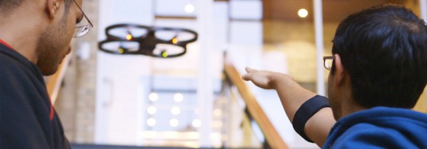 Es erkennt Gesten und wandelt sie in Steuersignale - etwa für eine Drohne. (Bild: Thalmic Labs)