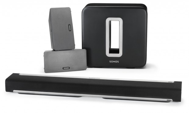 Sonos Playbar - mit Sub (hinten rechts) und zwei Play:3-Systemen (hinten links) zum 5.1-System mit starkem Bass (Bild: Sonos)