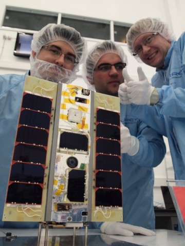 Die Entwickler mit dem fertigen Kleinsatelliten (Foto: SSTL)