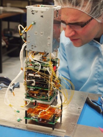 Er hat zwei Recheneinheiten an Bord - eine davon ist ein Google Nexus One. (Foto: SSTL)
